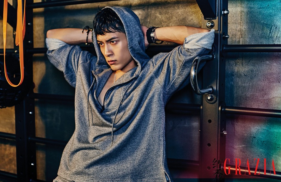 演员韩东君时尚写真 运动湿身肌肉半露引尖叫