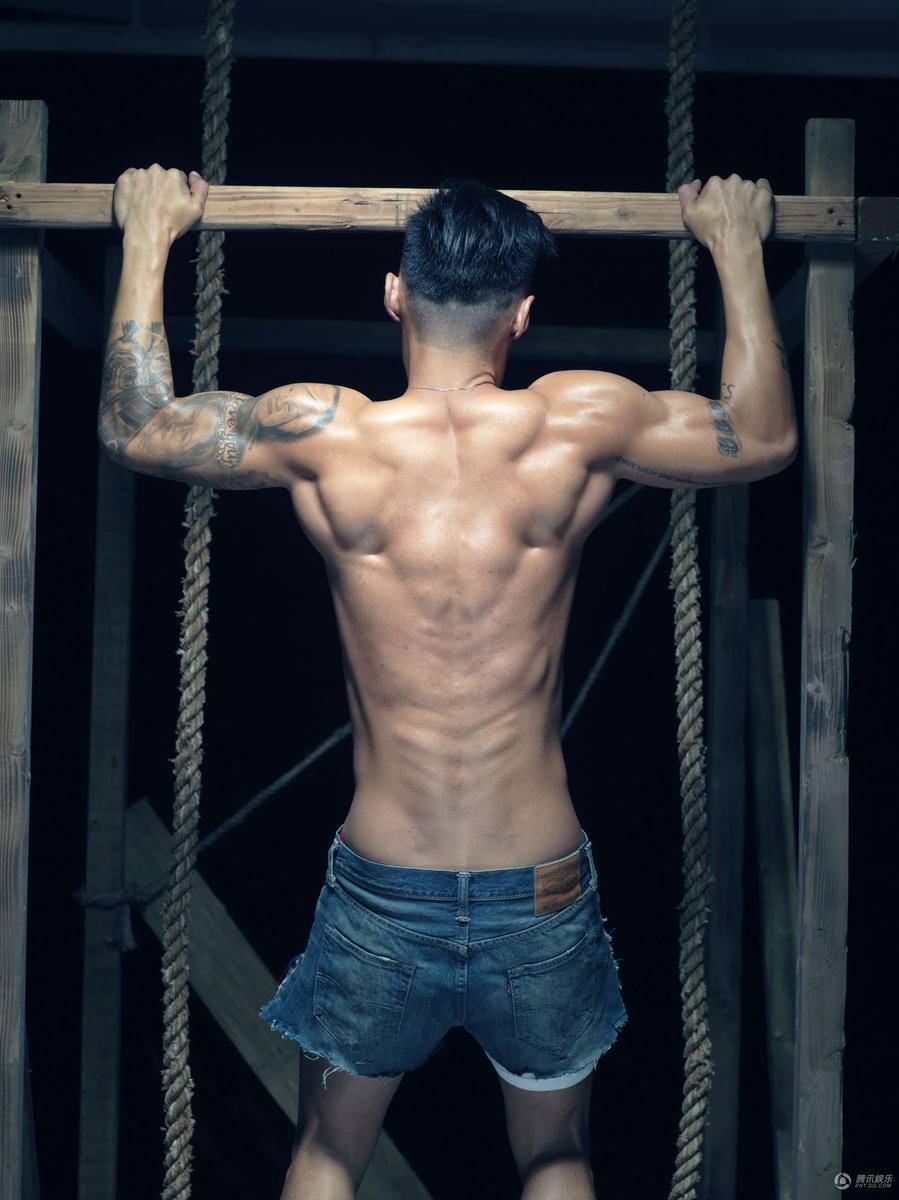 余文乐肌肉线条好man 脱了衣服大玩诱惑