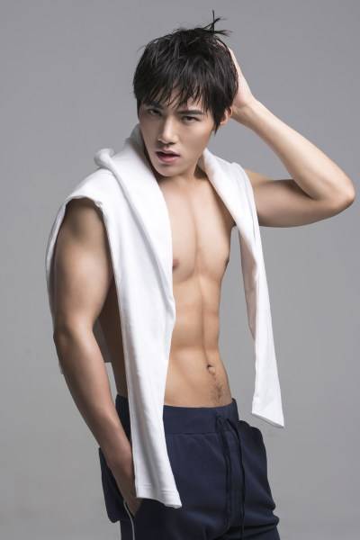 演员黄圣池曝肌肉照 化身泳坛帅气男神