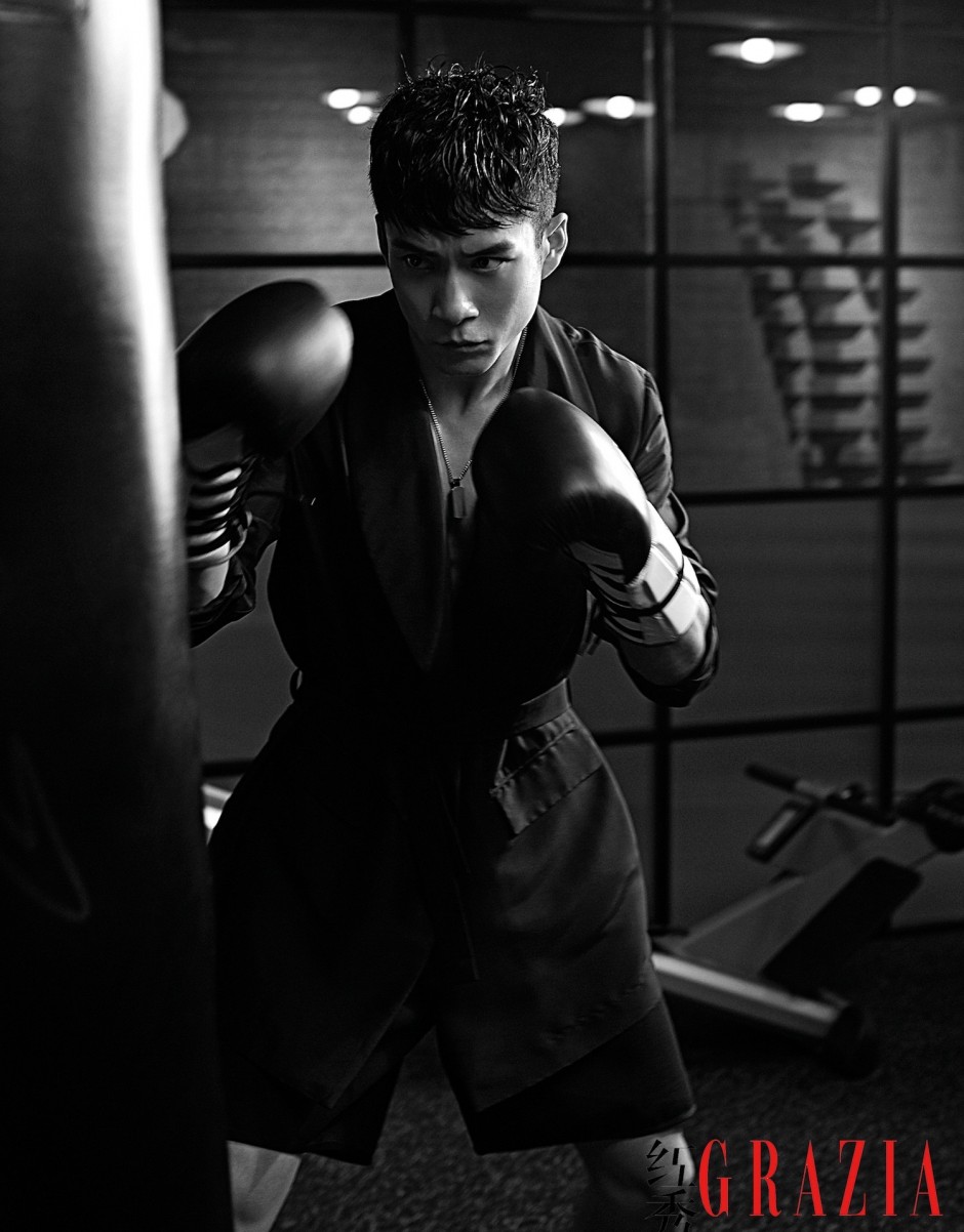 演员韩东君时尚写真 运动湿身肌肉半露引尖叫