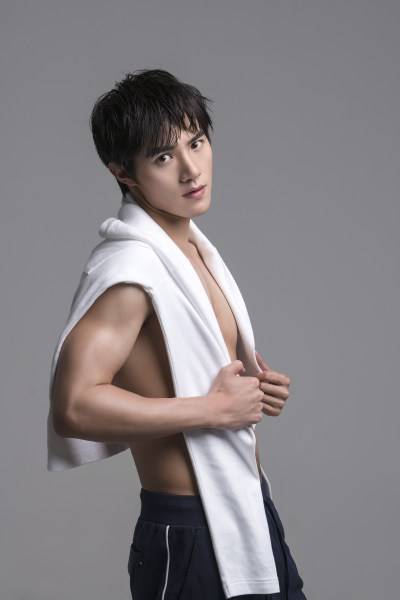 演员黄圣池曝肌肉照 化身泳坛帅气男神