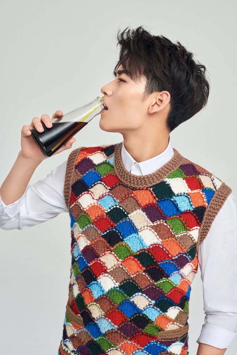 小鲜肉黄俊捷写真大片曝光 运动休闲青春无敌