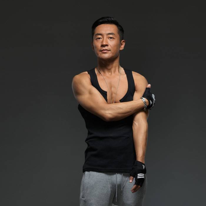 演员霍亚明最新写真 秀健硕肌肉运动力爆表