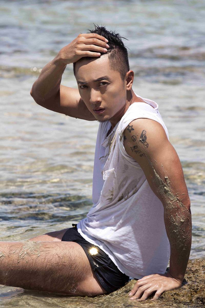 贾景晖肌肉照写真曝光 上演夏日&ldquo;湿身诱惑&rdquo;