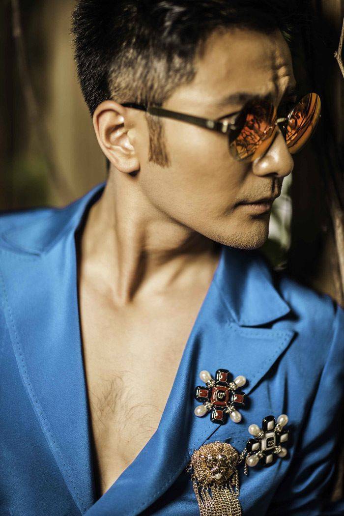 西装型男刘恩佑肌肉照写真大片分享