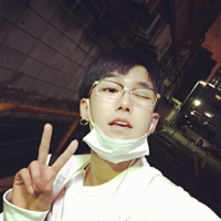 帅气抛媚眼短发型男头像图片