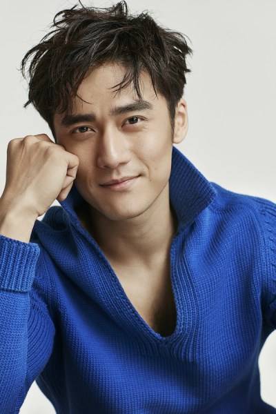 蒋劲夫篮球运动时尚写真 胸口半露尽显型男本色