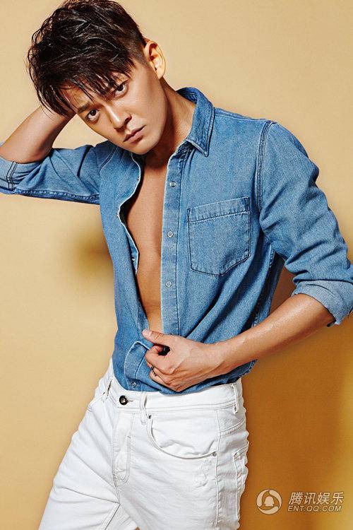 闫肃最新写真大片曝光 大秀肌肉魅力爆表