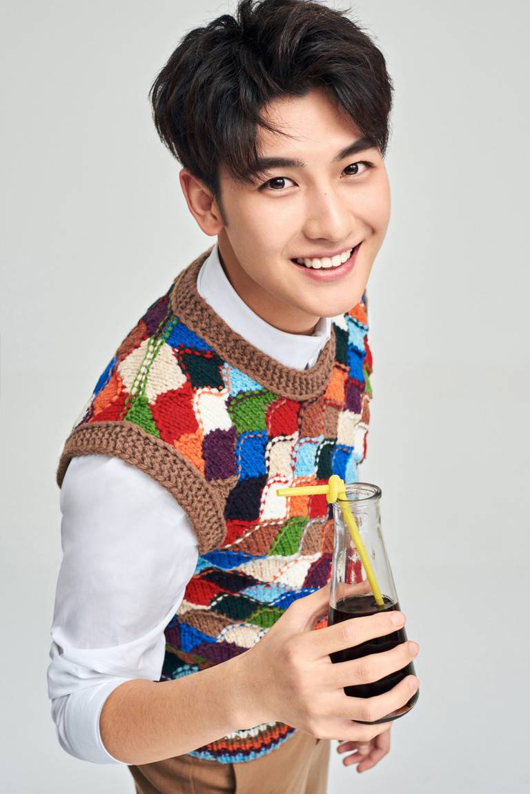 小鲜肉黄俊捷写真大片曝光 运动休闲青春无敌