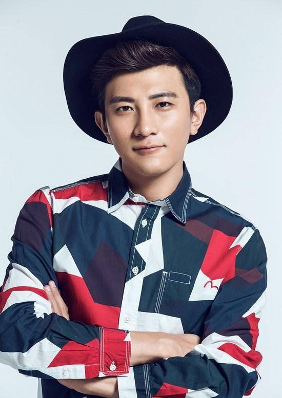 主持人大左运动系写真 百变风格诠释双面性格