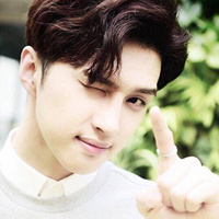 帅气抛媚眼短发型男头像图片