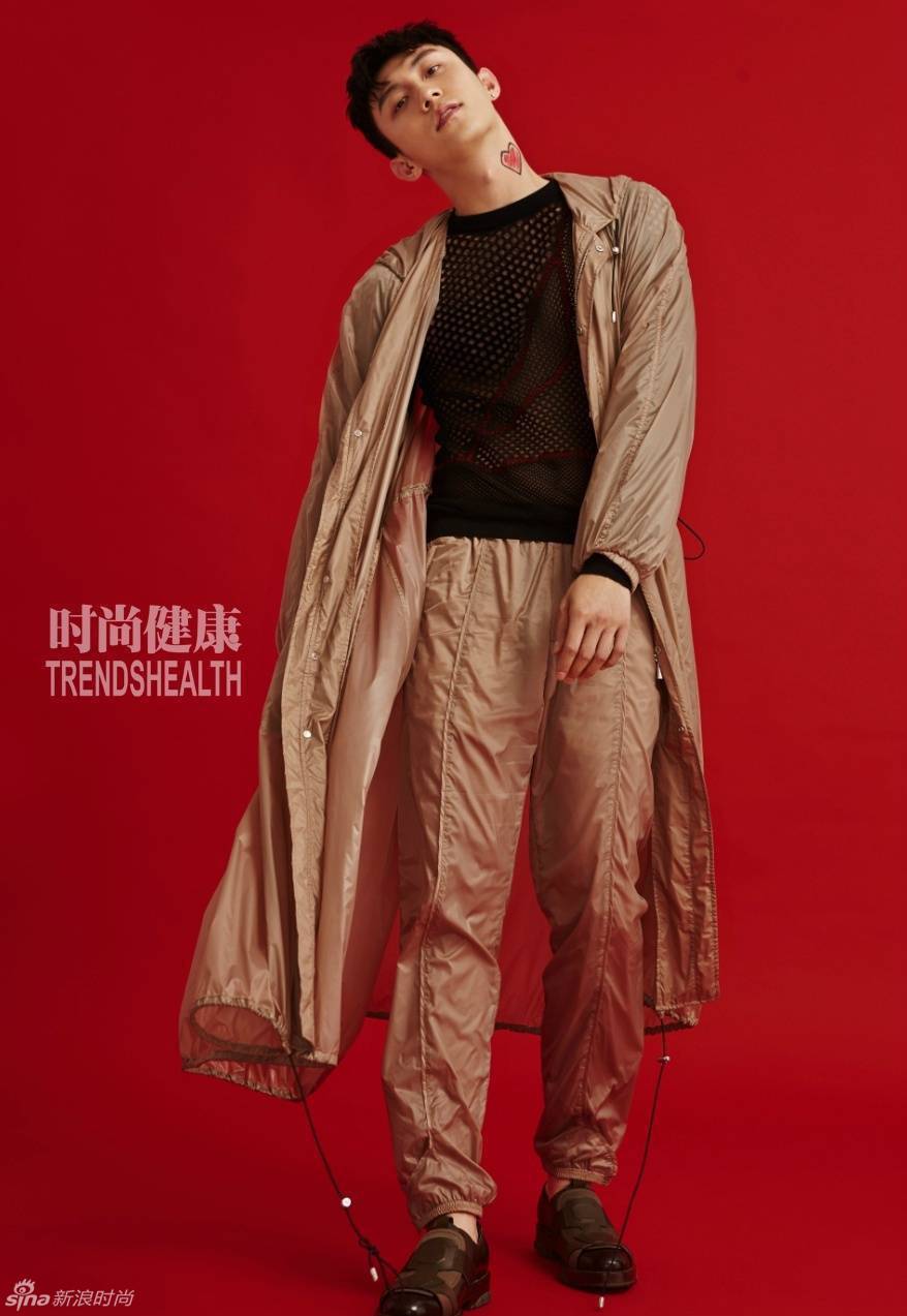 黄景瑜肌肉写真曝光 衣襟大开腹肌尽现