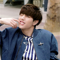 帅气抛媚眼短发型男头像图片