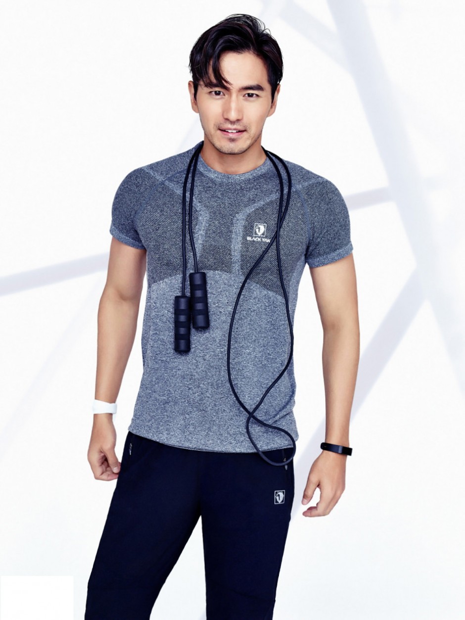 韩星李阵郁海报高清图 全方位展现硬汉本色