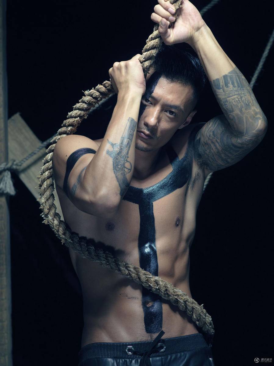 余文乐肌肉线条好man 脱了衣服大玩诱惑