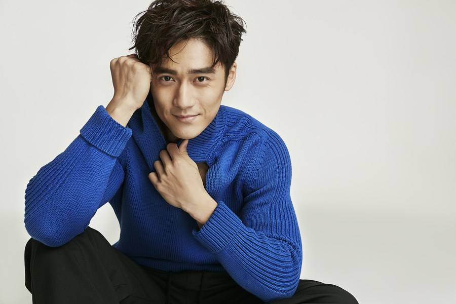 蒋劲夫篮球运动时尚写真 胸口半露尽显型男本色