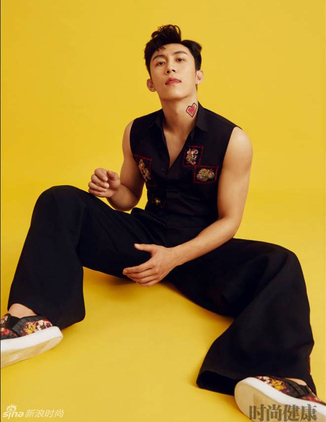 黄景瑜肌肉写真曝光 衣襟大开腹肌尽现