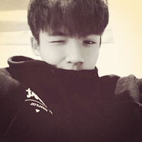 帅气抛媚眼短发型男头像图片