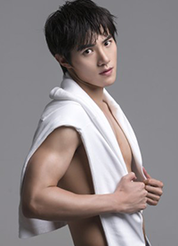 演员黄圣池曝肌肉照 化身泳坛帅气男神