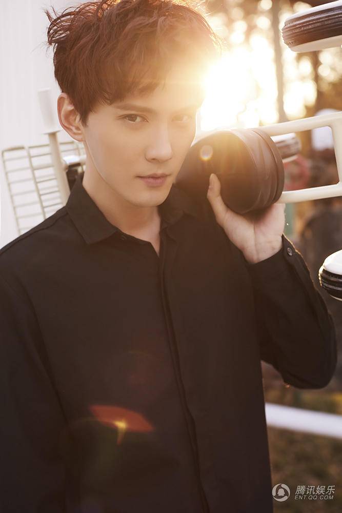 徐正曦早春写真照片曝光 诠释完美男友魅力