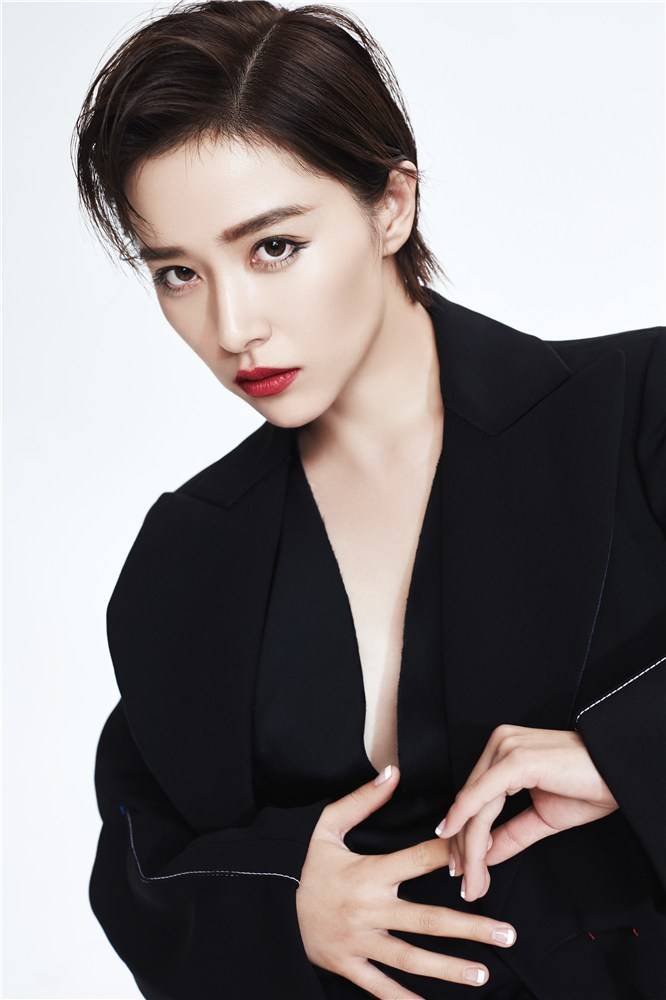 阙清子帅气短发写真曝光 西装制服出镜眼神撩人