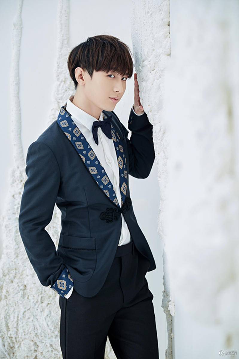 新生代演员成毅早春写真 复古优雅笑容温暖迷人