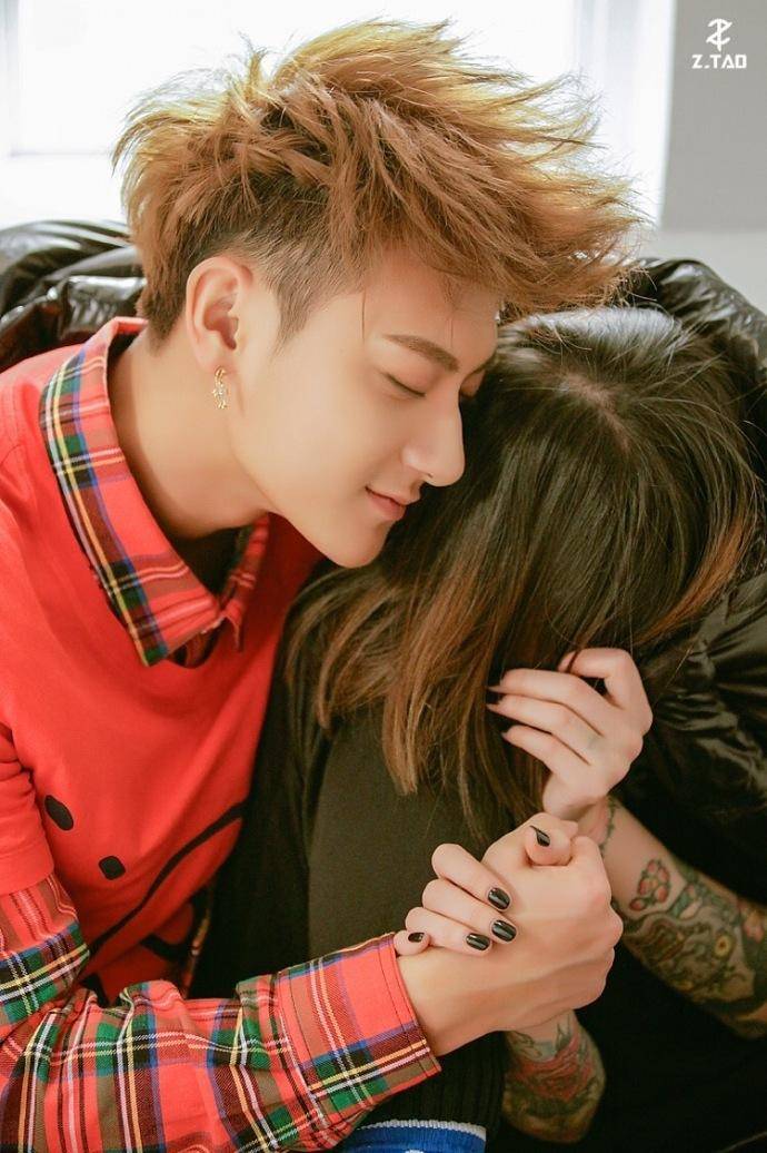 黄子韬情人节写真大片 笑容温暖男友力爆棚