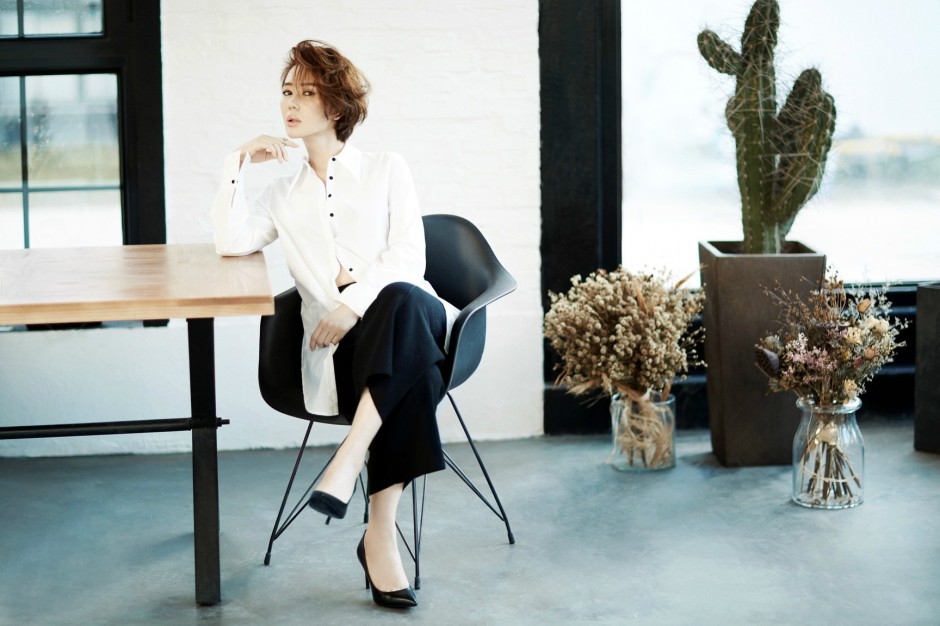 余男时尚杂志写真大片 鲜艳红唇展独特东方性感