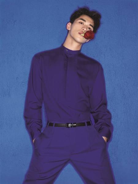 许魏洲登杂志封面写真图片 俊秀面容叼花献吻