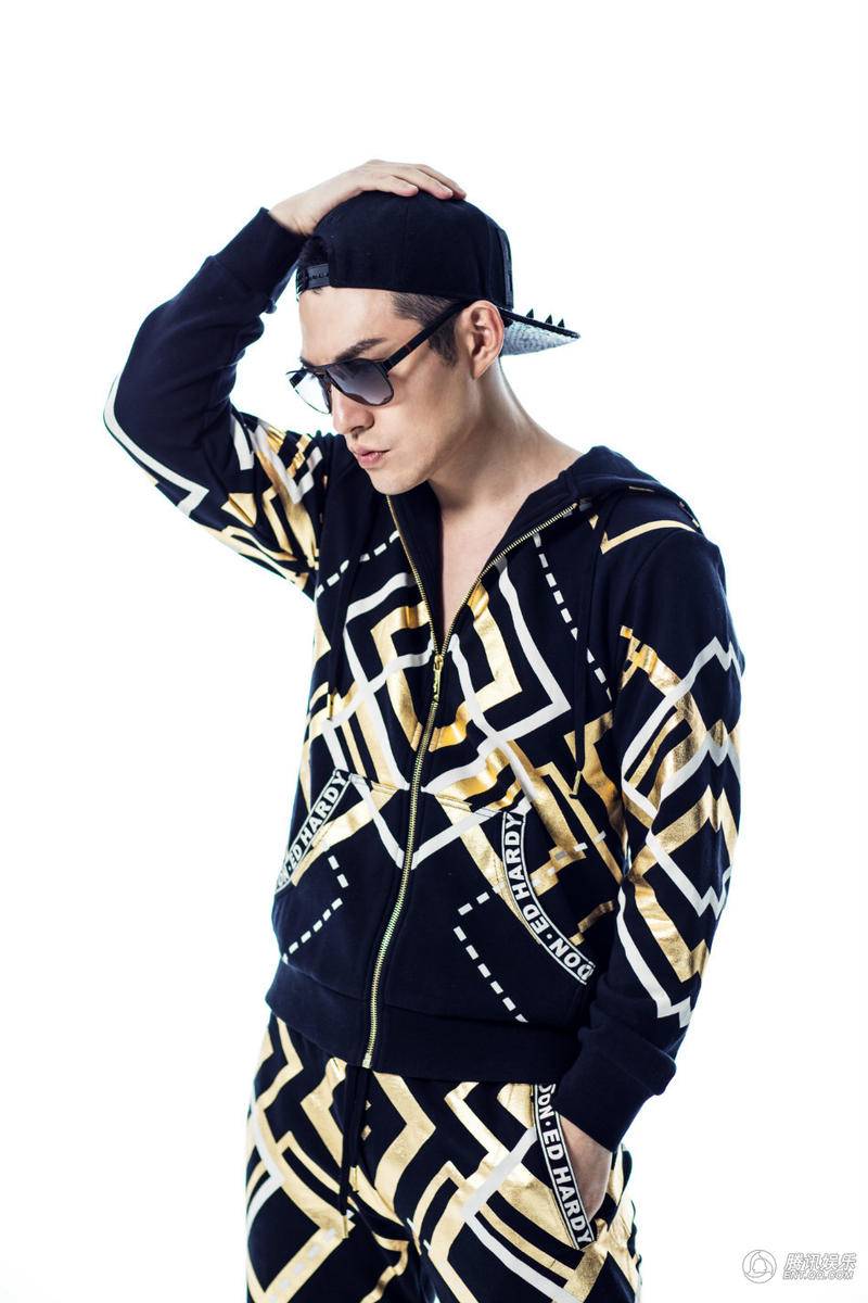 严屹宽运动型男装扮写真 动感邪魅尽显男士魅力