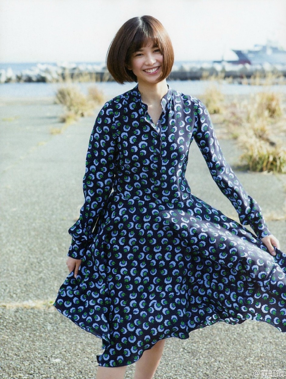 日本女星渡边理佐写真 印花长裙演绎成熟女性