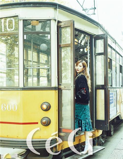 韩国歌手泫雅街头写真 性感红唇实力撩人