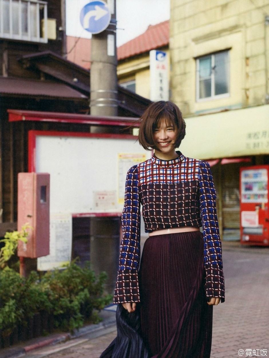 日本女星渡边理佐写真 印花长裙演绎成熟女性