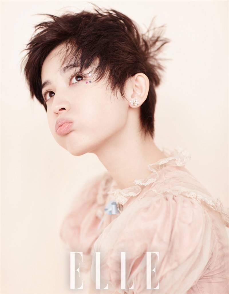 娜扎俏皮灵气写真曝光 玩转清爽甜酷风