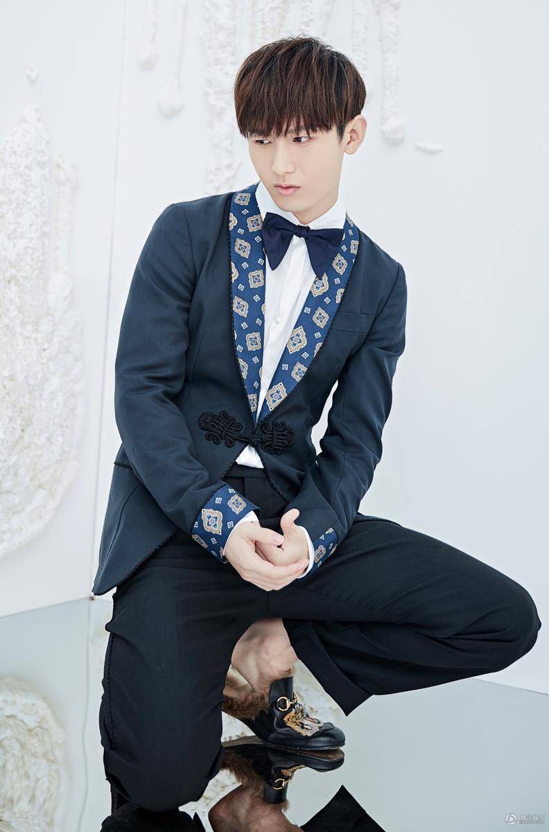 新生代演员成毅早春写真 复古优雅笑容温暖迷人