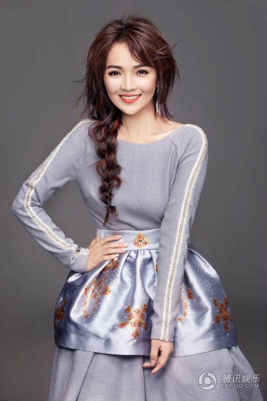 歌手斯琴高丽早春写真 甜美微笑熟女范十足