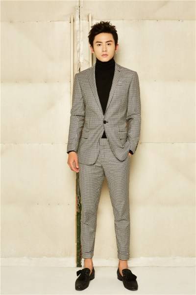 实力小生张哲瀚最新写真 展不羁轻熟男魅力