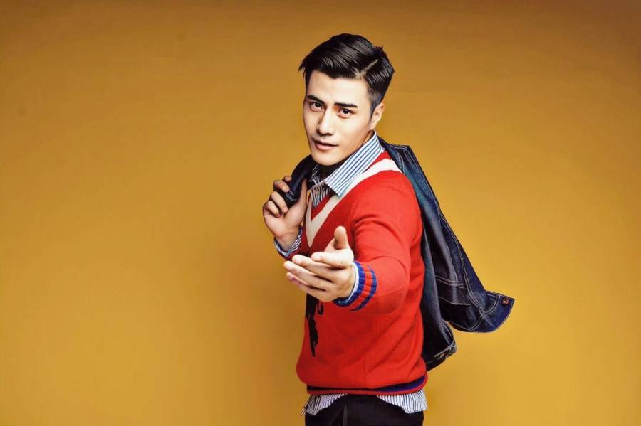 演员李晨浩新春写真曝光 一袭复古红毛衣抢镜