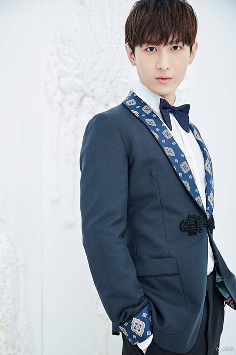 新生代演员成毅早春写真 复古优雅笑容温暖迷人