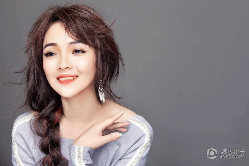 歌手斯琴高丽早春写真 甜美微笑熟女范十足