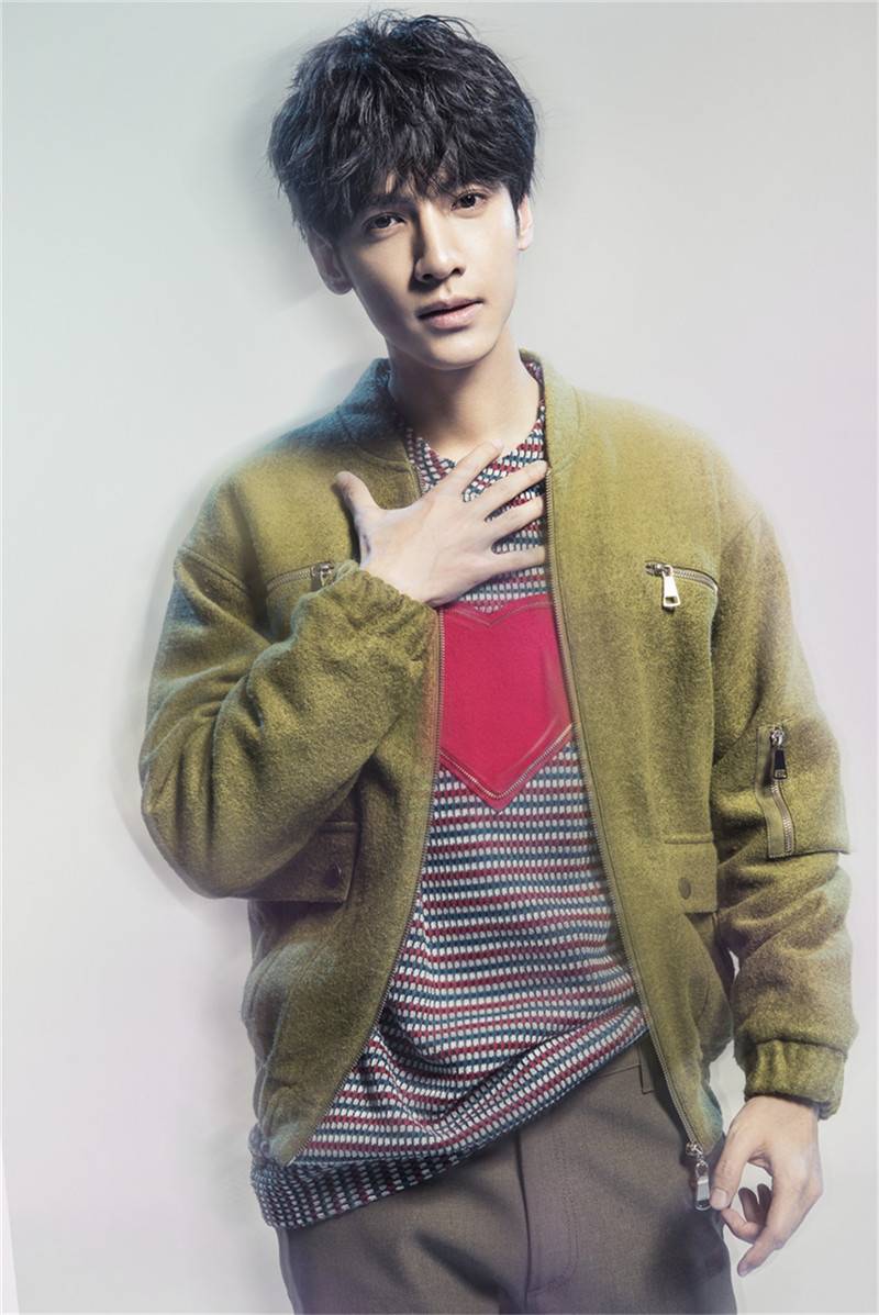 小鲜肉罗云熙情人节写真曝光 浪漫比心男友力十足