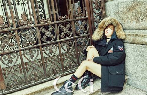 韩国歌手泫雅街头写真 性感红唇实力撩人