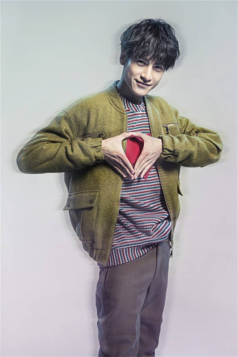 小鲜肉罗云熙情人节写真曝光 浪漫比心男友力十足