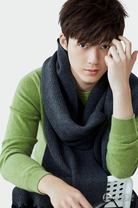 董力时尚大片曝光 绿色毛衣温暖清新