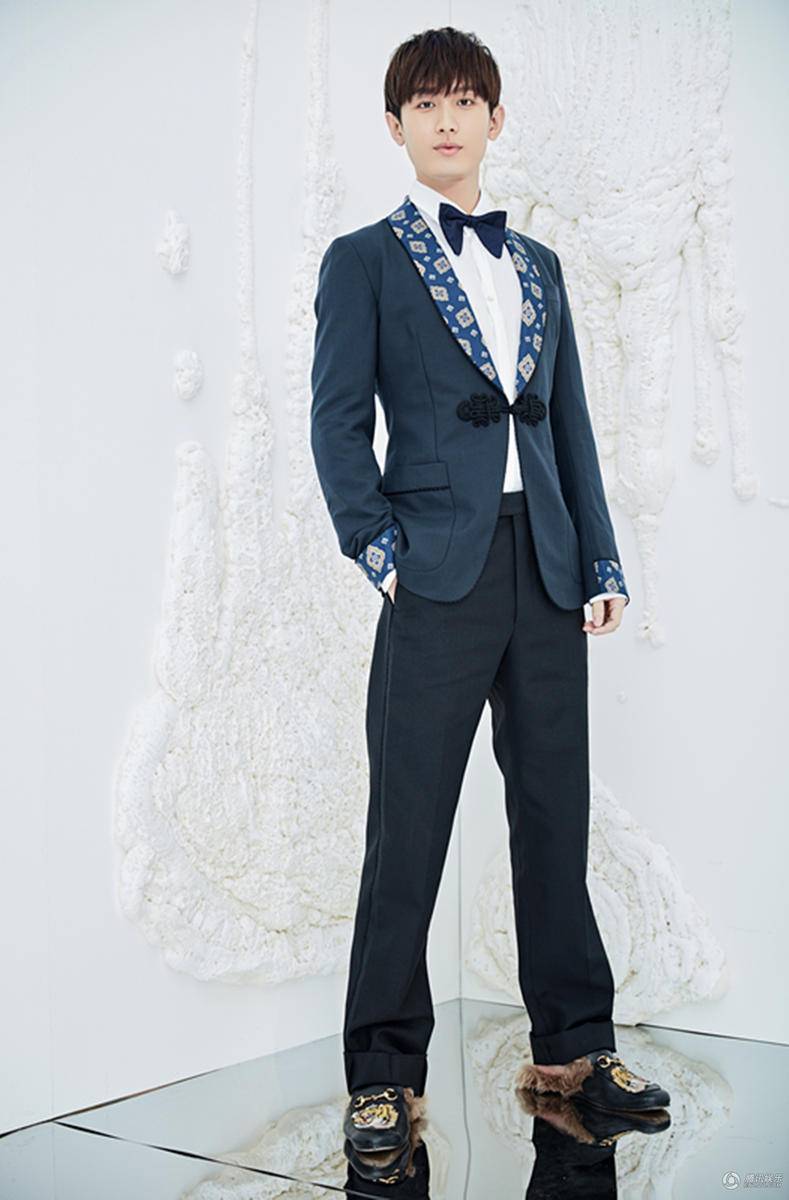 新生代演员成毅早春写真 复古优雅笑容温暖迷人