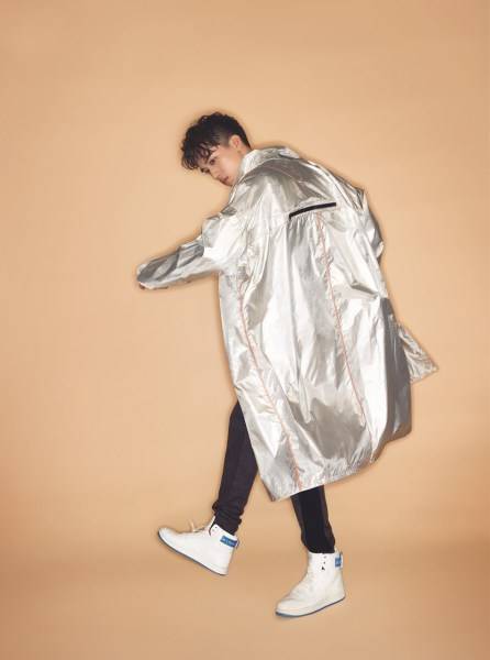 许魏洲登杂志封面写真图片 俊秀面容叼花献吻