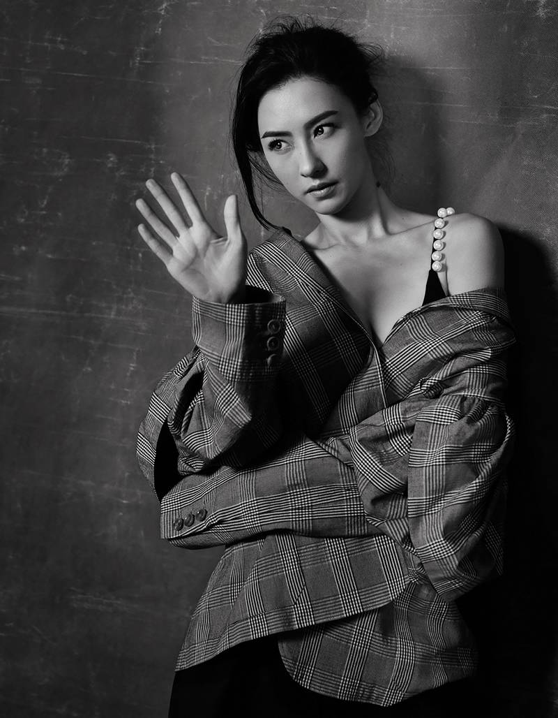 张柏芝性感大片曝光 露腰露肩又露事业线