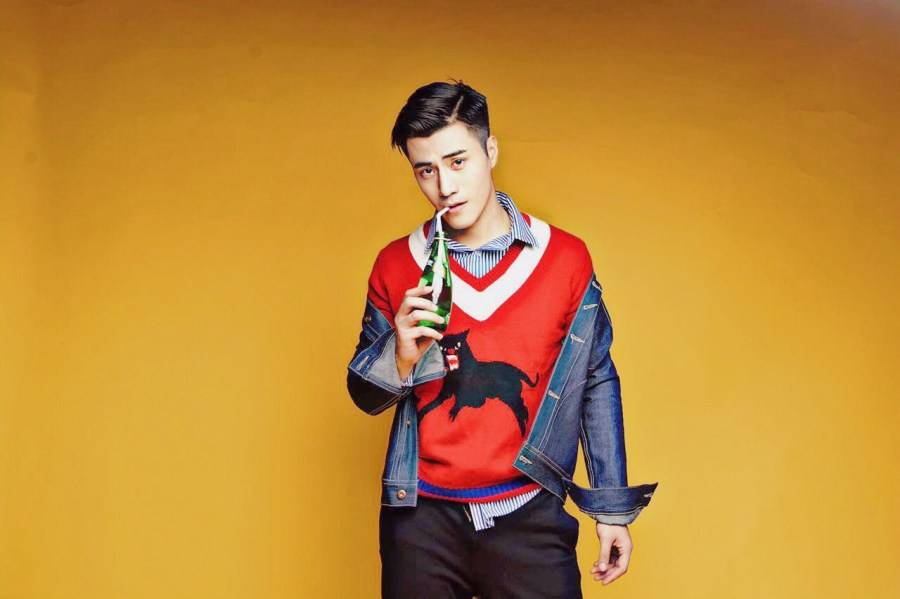 演员李晨浩新春写真曝光 一袭复古红毛衣抢镜