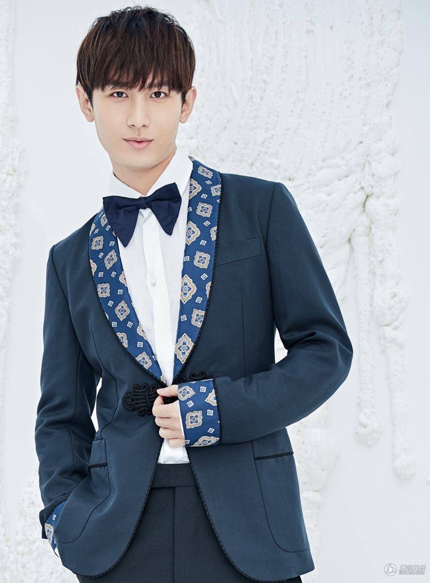 新生代演员成毅早春写真 复古优雅笑容温暖迷人