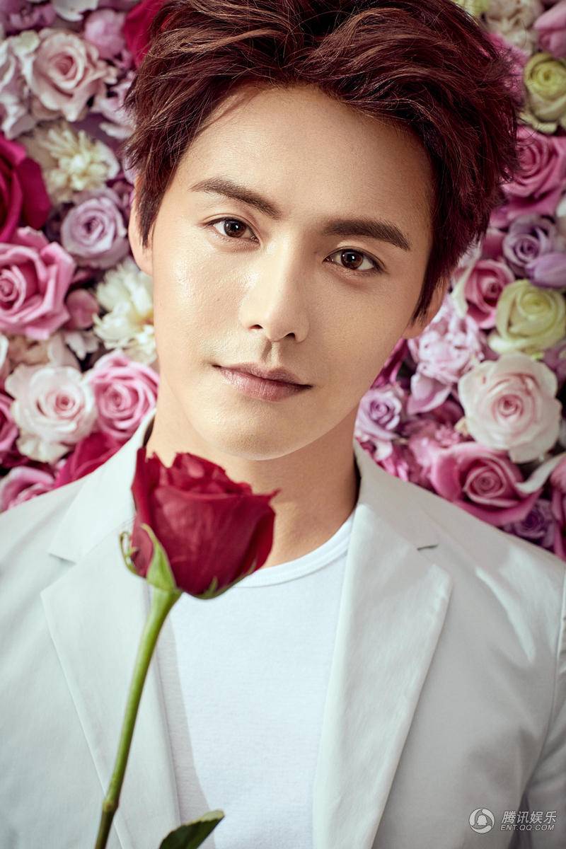 马天宇情人节大片曝光 甜蜜笑容手持玫瑰